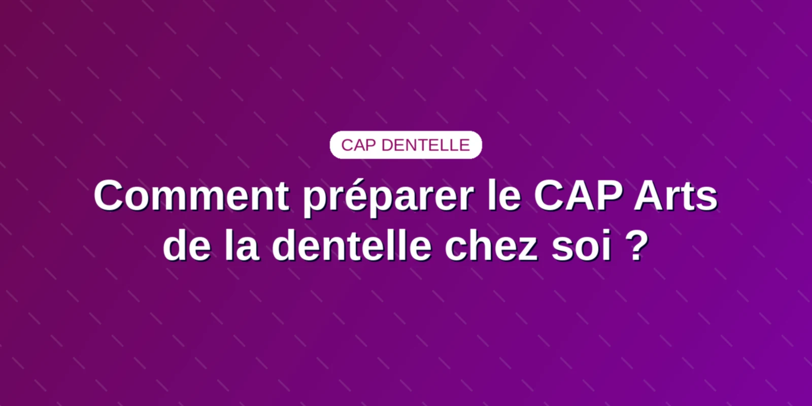 Comment préparer le CAP Arts de la dentelle chez soi ? Couverture : Atelier à domicile avec carreau de dentelle éclairé par lampe de précision.