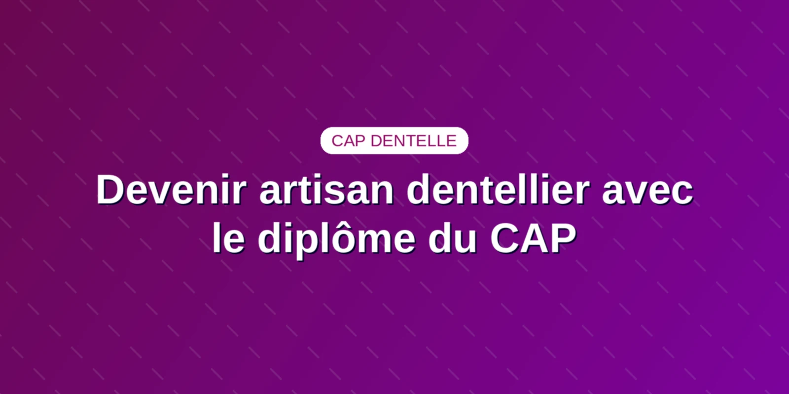 Devenir artisan dentellier avec le diplôme du CAP Couverture : Artisane dentellière assemblant un galon précieux sur buste haute couture.